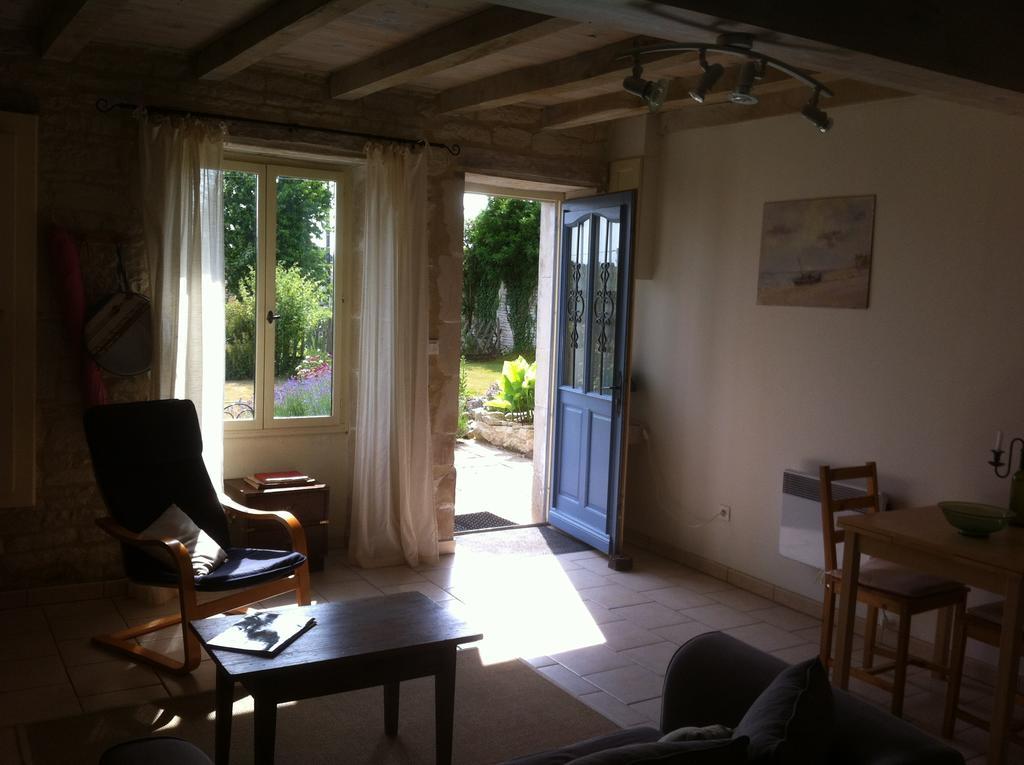 La Petite Maison Crezieres Room photo